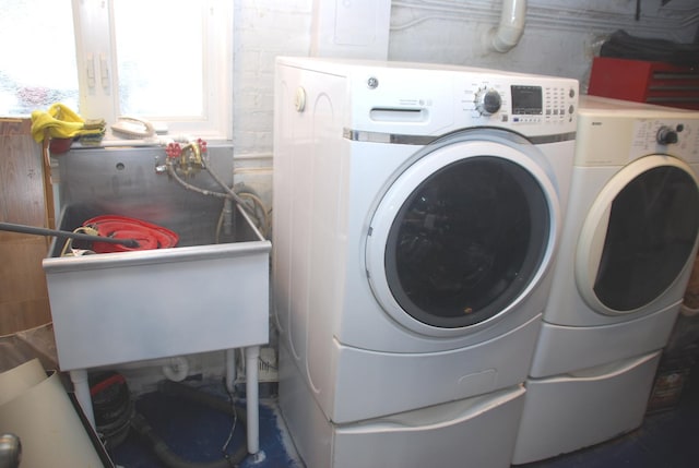 735 Lamon Ave, Wilmette, IL 60091 - clothes washing area featuring washing machine and dryer