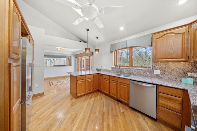 16608 W 135th St, Lemont, IL 60439 - kitchen with stainless steel appliances, a sink, light wood-style flooring, a peninsula, and lofted ceiling
