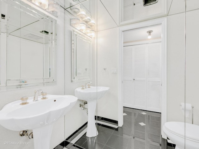 1409 Burr Oak Rd Unit 109A, Hinsdale, IL 60521 - bathroom featuring toilet, tile patterned flooring, and baseboards