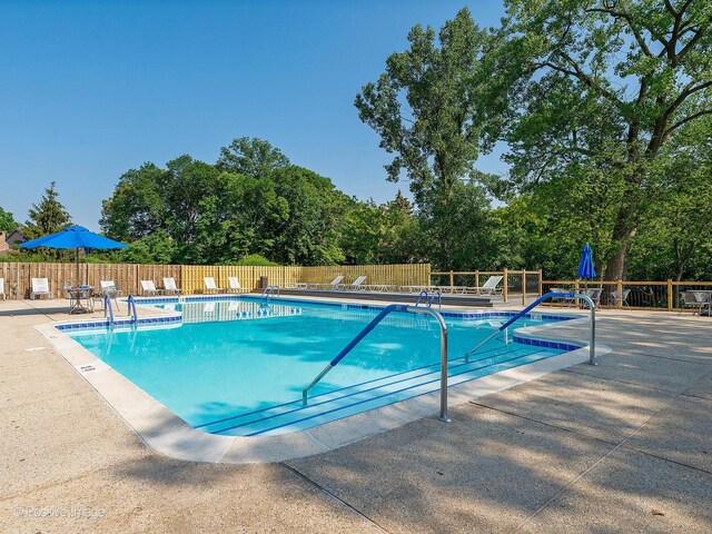1409 Burr Oak Rd Unit 109A, Hinsdale, IL 60521 - community pool featuring fence and a patio