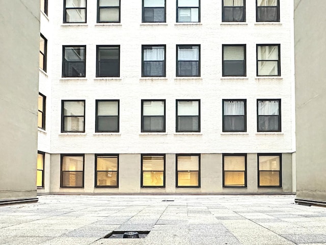 view of apartment building / complex