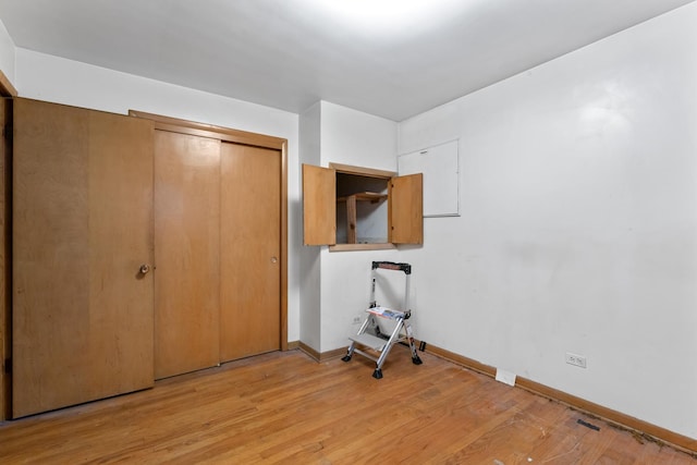 733 E 90th St, Chicago, IL 60619 - laundry area with baseboards and light wood-style floors