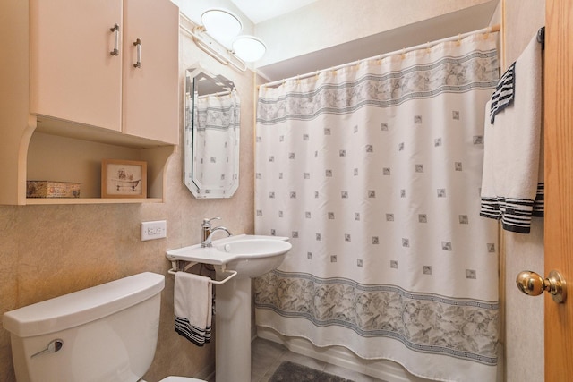 7009 W 115th Pl, Worth, IL 60482 - bathroom with toilet and a shower with curtain