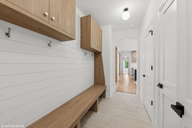 1107 Quassey Ave, Lake Bluff, IL 60044 - mudroom with arched walkways and baseboards