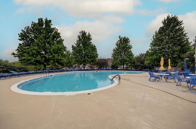 612 Freedom Way, Shorewood, IL 60404 - community pool with a patio