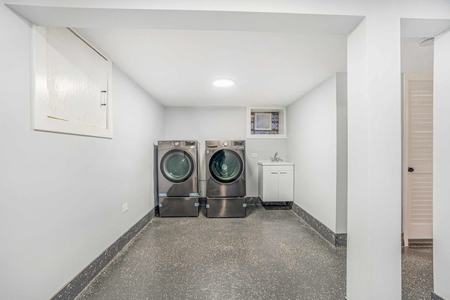 939 N Massasoit Ave, Chicago, IL 60651 - laundry area featuring washer and clothes dryer, baseboards, and cabinet space