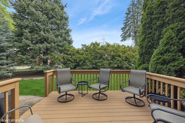 716 Kingsbrook Gln, Glen Ellyn, IL 60137 - wooden deck featuring a yard