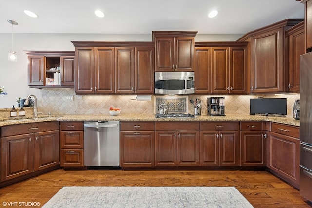 716 Kingsbrook Gln, Glen Ellyn, IL 60137 - kitchen featuring appliances with stainless steel finishes, a sink, dark wood-style floors, pendant lighting, and recessed lighting
