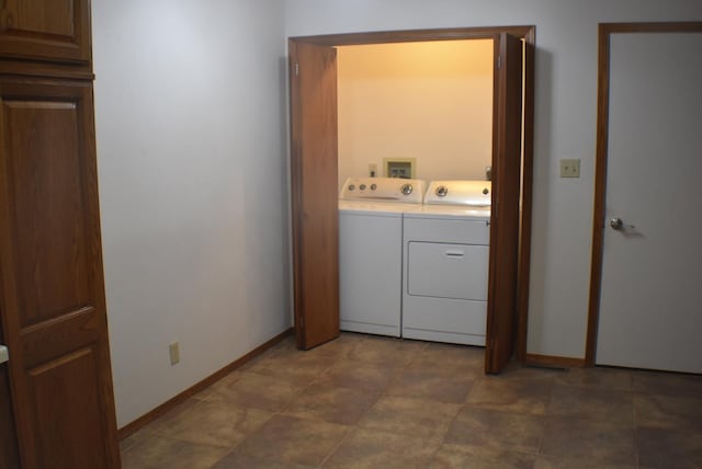 1925 W Mesa Dr Unit 1, Freeport, IL 61032 - laundry room with washer and clothes dryer and baseboards