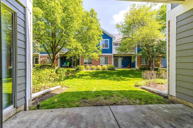 2442 Charleston Dr Unit 5, Schaumburg, IL 60193 - view of green lawn