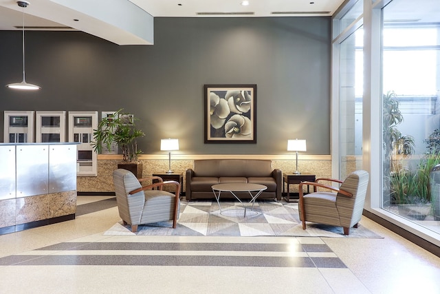 1600 S Prairie Ave Unit 810, Chicago, IL 60616 - common area with wainscoting