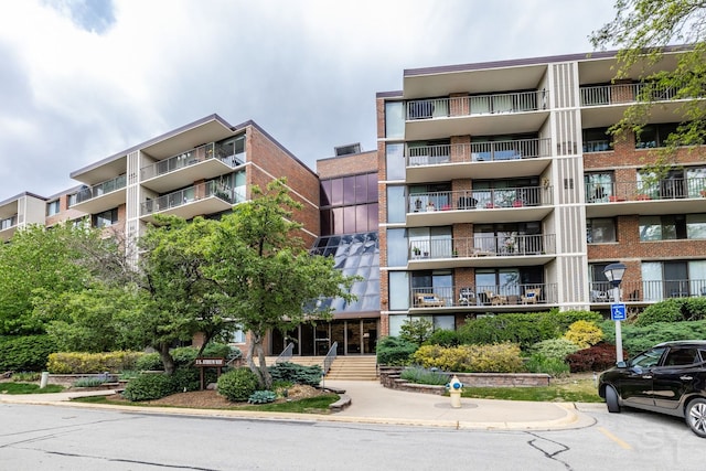 view of apartment building / complex