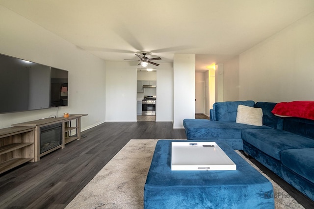 3021 S Michigan Ave Unit 102, Chicago, IL 60616 - living room with dark wood-style floors, ceiling fan, and baseboards