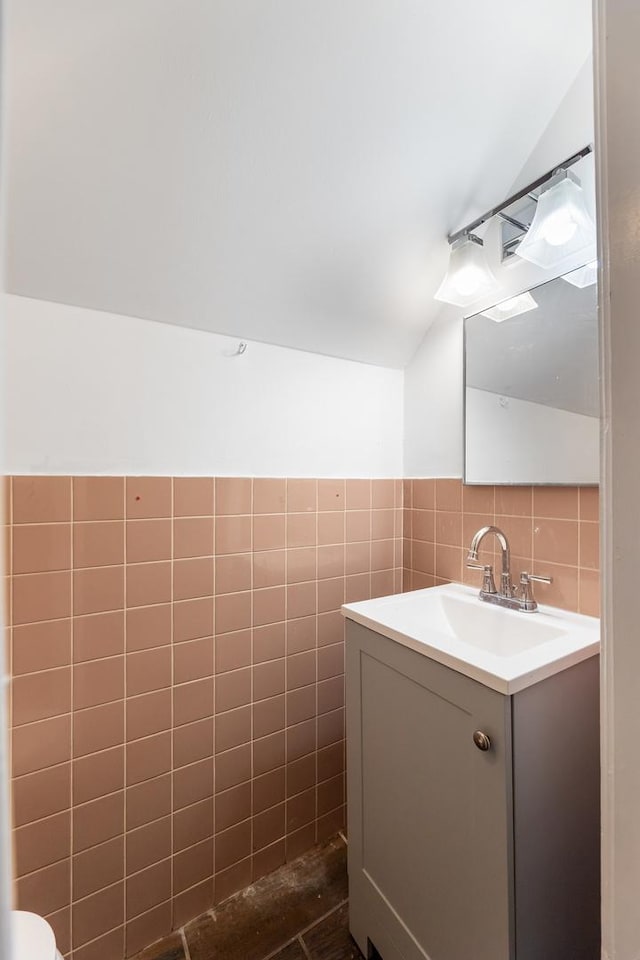 907 W 50th St, Chicago, IL 60609 - bathroom with vanity and tile walls