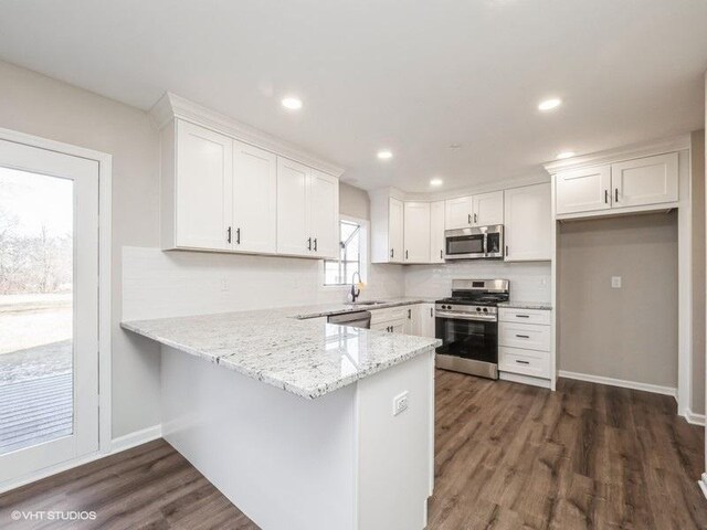 35491 N Kenneth Dr, Lake Villa, IL 60046 - kitchen featuring stainless steel appliances, a sink, white cabinets, a peninsula, and recessed lighting