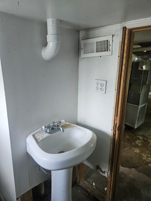 bathroom featuring unfinished concrete floors