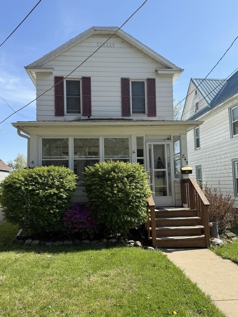 845 W Avon St W, Freeport, IL 61032 - view of front of house with a front lawn
