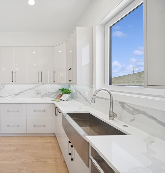 965 E 62nd St Unit 1, Chicago, IL 60637 - bathroom featuring vanity, decorative backsplash, and recessed lighting