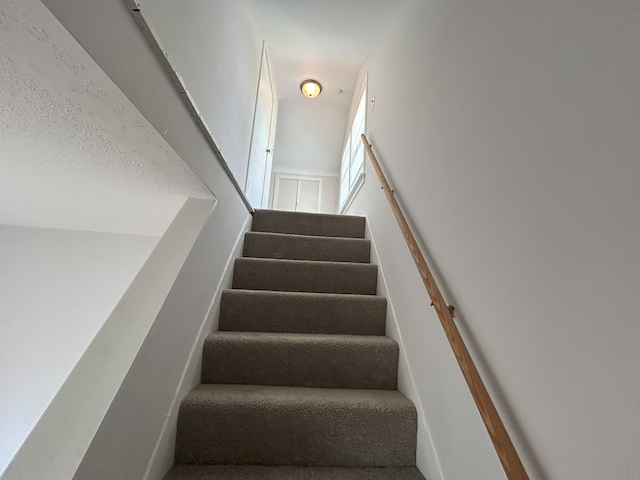 650 Enterprise St, Elgin, IL 60120 - view of stairs