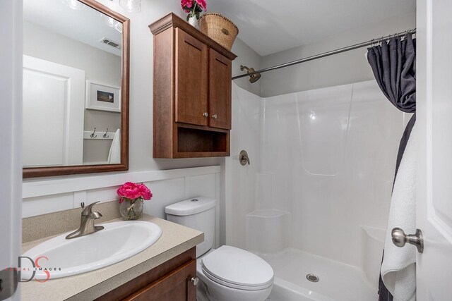 7 Pelican, Ottawa, IL 61350 - bathroom featuring a shower with curtain, vanity, and toilet