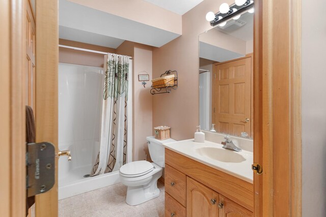 807 Meadow Ln, North Aurora, IL 60542 - full bathroom featuring a shower with curtain, toilet, and vanity