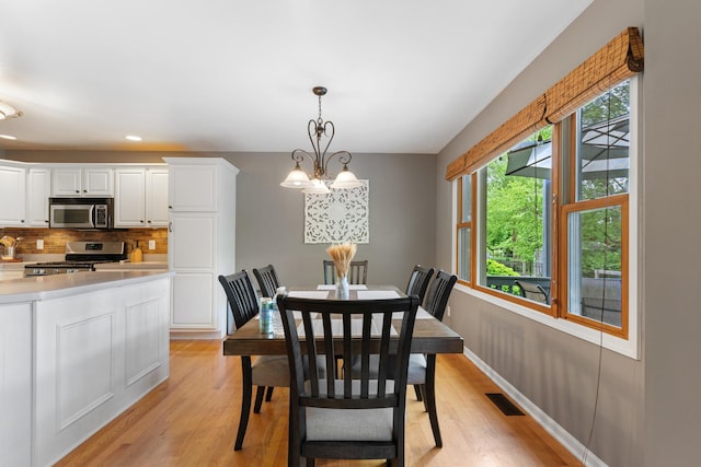 807 Meadow Ln, North Aurora, IL 60542 - dining room featuring light wood-style flooring, baseboards, and recessed lighting