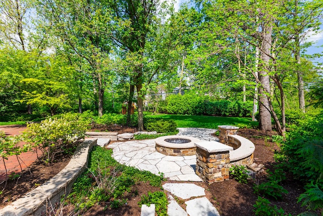 view of yard featuring a fire pit