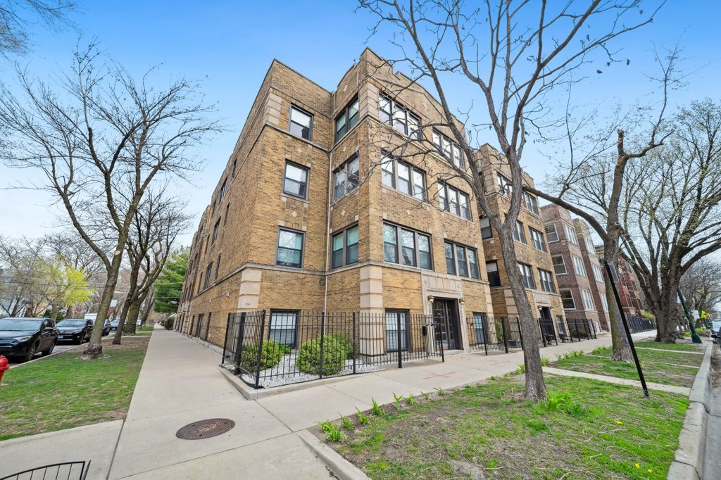 1522 W Addison St Unit 1, Chicago, IL 60613 - view of building exterior with fence