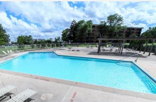 2211 S Highland Ave Unit 4B, Lombard, IL 60148 - community pool with a patio area