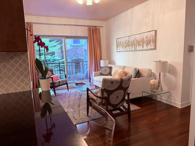 4722 N Beacon St Unit 1E, Chicago, IL 60640 - living room featuring dark wood-style floors and baseboards