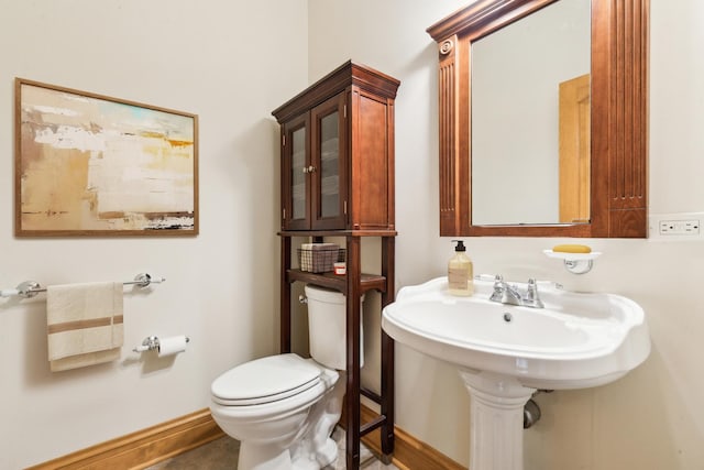 557 Signal Hill Rd, North Barrington, IL 60010 - bathroom featuring toilet, baseboards, and a sink