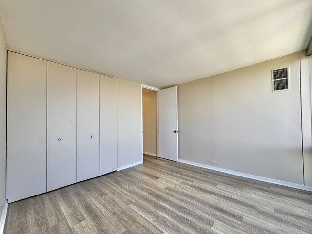2650 N Lakeview Ave Unit 3505, Chicago, IL 60614 - unfurnished bedroom featuring light wood finished floors, baseboards, and a closet