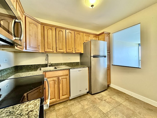 2650 N Lakeview Ave Unit 3505, Chicago, IL 60614 - kitchen with appliances with stainless steel finishes, a sink, dark countertops, and baseboards
