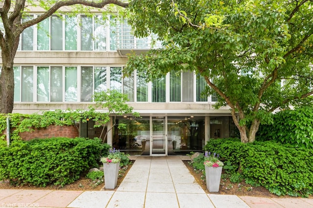 2525 Wellington Ct Unit 307, Evanston, IL 60201 - property entrance with a patio area