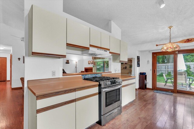 2805 Susan Stone Dr, Urbana, IL 61802 - kitchen featuring gas range, under cabinet range hood, light countertops, light wood-type flooring, and a textured ceiling