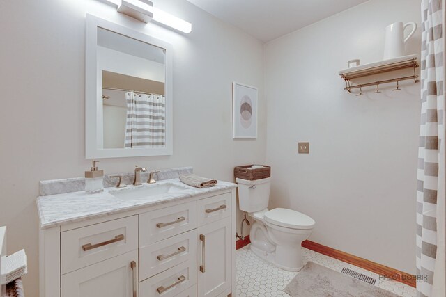 6316 Lake Shore Dr, Cary, IL 60013 - full bathroom featuring toilet, vanity, baseboards, and curtained shower