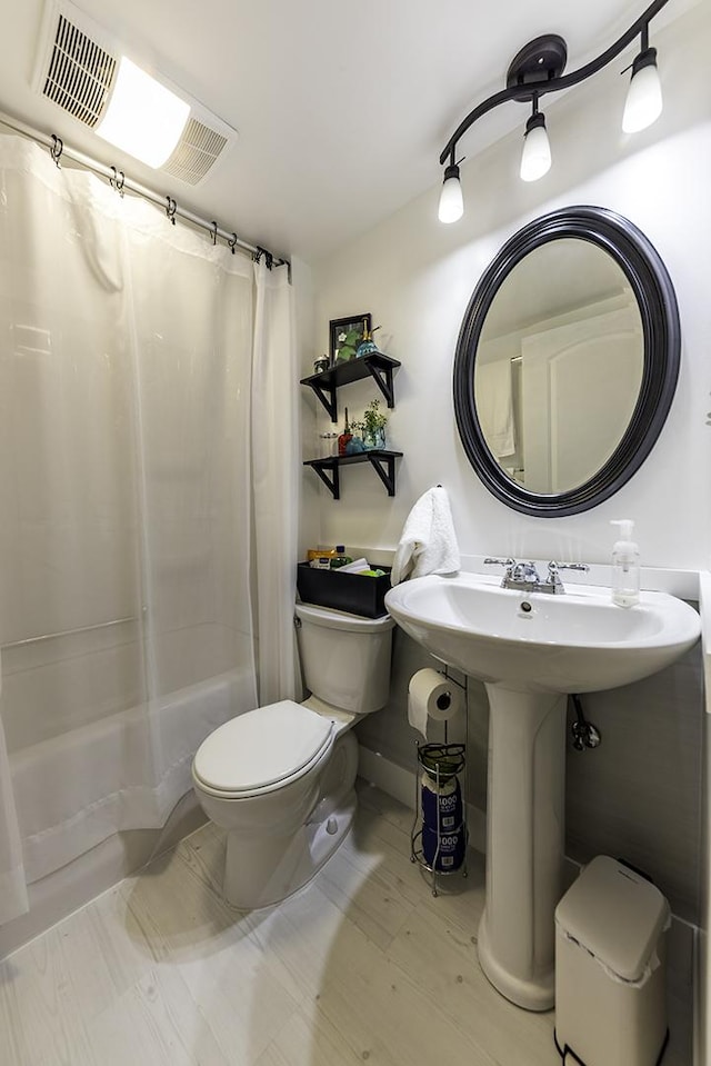 255 S W Ave Unit 101, Elmhurst, IL 60126 - full bath featuring shower / bathtub combination with curtain, toilet, baseboards, and a sink