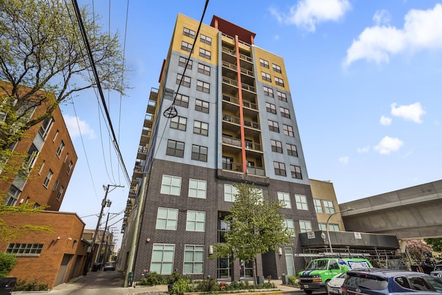 view of apartment building / complex