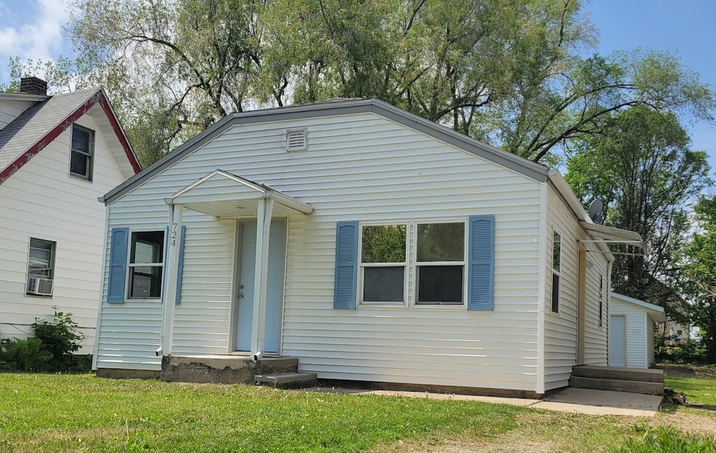 724 N Greenview Ave, Rockford, IL 61101 - bungalow featuring entry steps, a front yard, and cooling unit