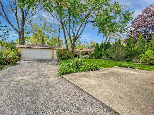1048 Marshall Dr, Des Plaines, IL 60016 - view of front of home featuring a front yard and a detached garage