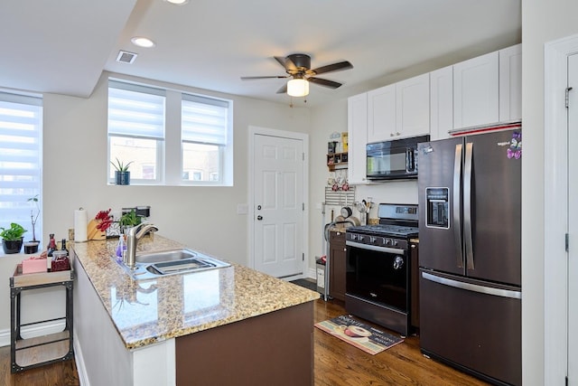 2840 W Glenlake St Unit 3D, Chicago, IL 60659 - kitchen with stainless steel appliances, a sink, dark wood-type flooring, ceiling fan, and a peninsula