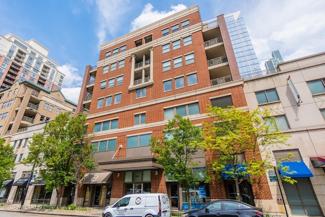 view of apartment building / complex