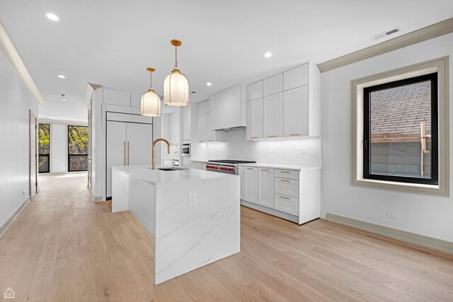 1646 N Orchard St Unit 2, Chicago, IL 60614 - kitchen featuring a sink, light wood finished floors, white cabinets, backsplash, and recessed lighting