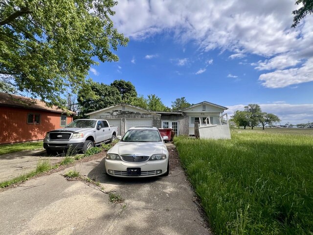 206 E Maple St, Roberts, IL 60962 - view of front of home with driveway and an attached garage