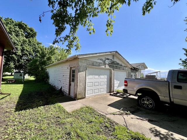 206 E Maple St, Roberts, IL 60962 - view of garage