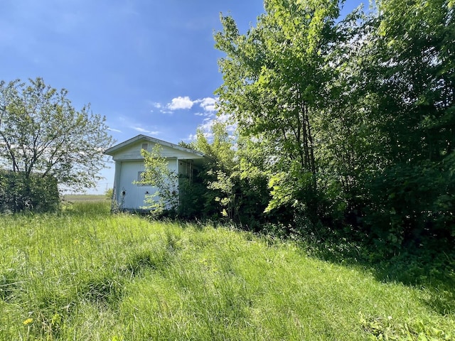 206 E Maple St, Roberts, IL 60962 - view of yard featuring an outbuilding