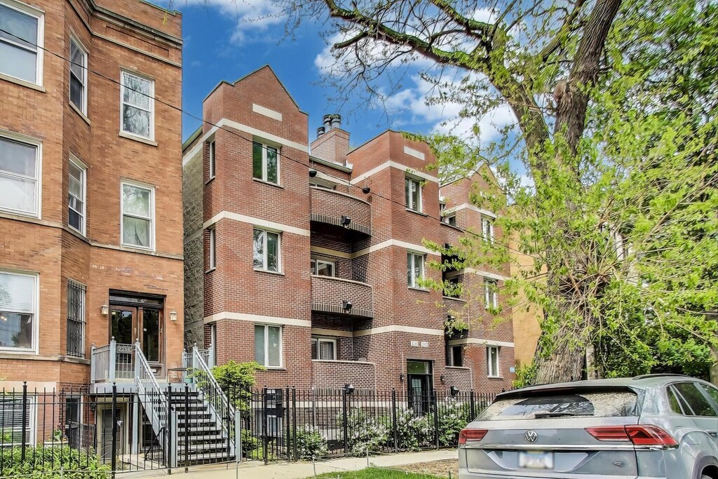 2136 W Evergreen Ave Unit 3B, Chicago, IL 60622 - view of apartment building / complex with a fenced front yard