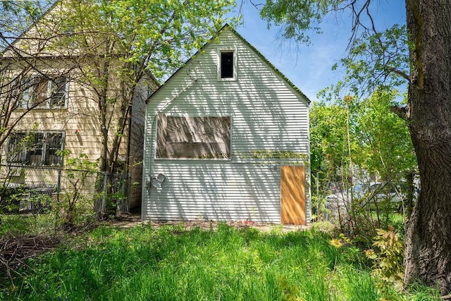 8215 S Coles Ave, Chicago, IL 60617 - view of side of home with fence
