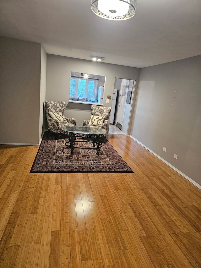606 Green Bay Rd Unit 2A, Glencoe, IL 60022 - living room with light wood finished floors and baseboards