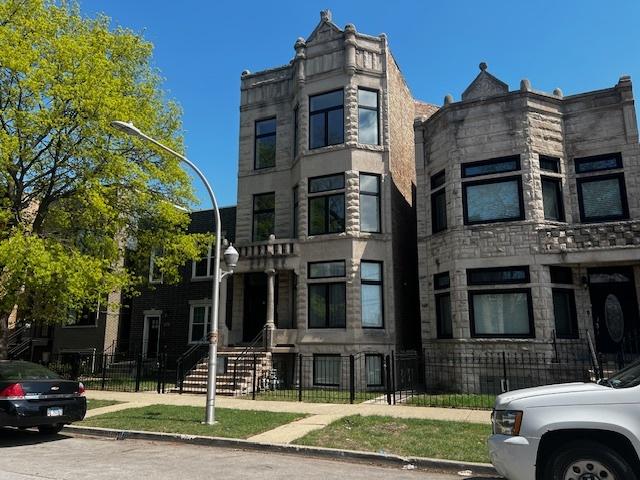 4633 S Evans Ave Unit 3, Chicago, IL 60653 - view of property featuring a fenced front yard